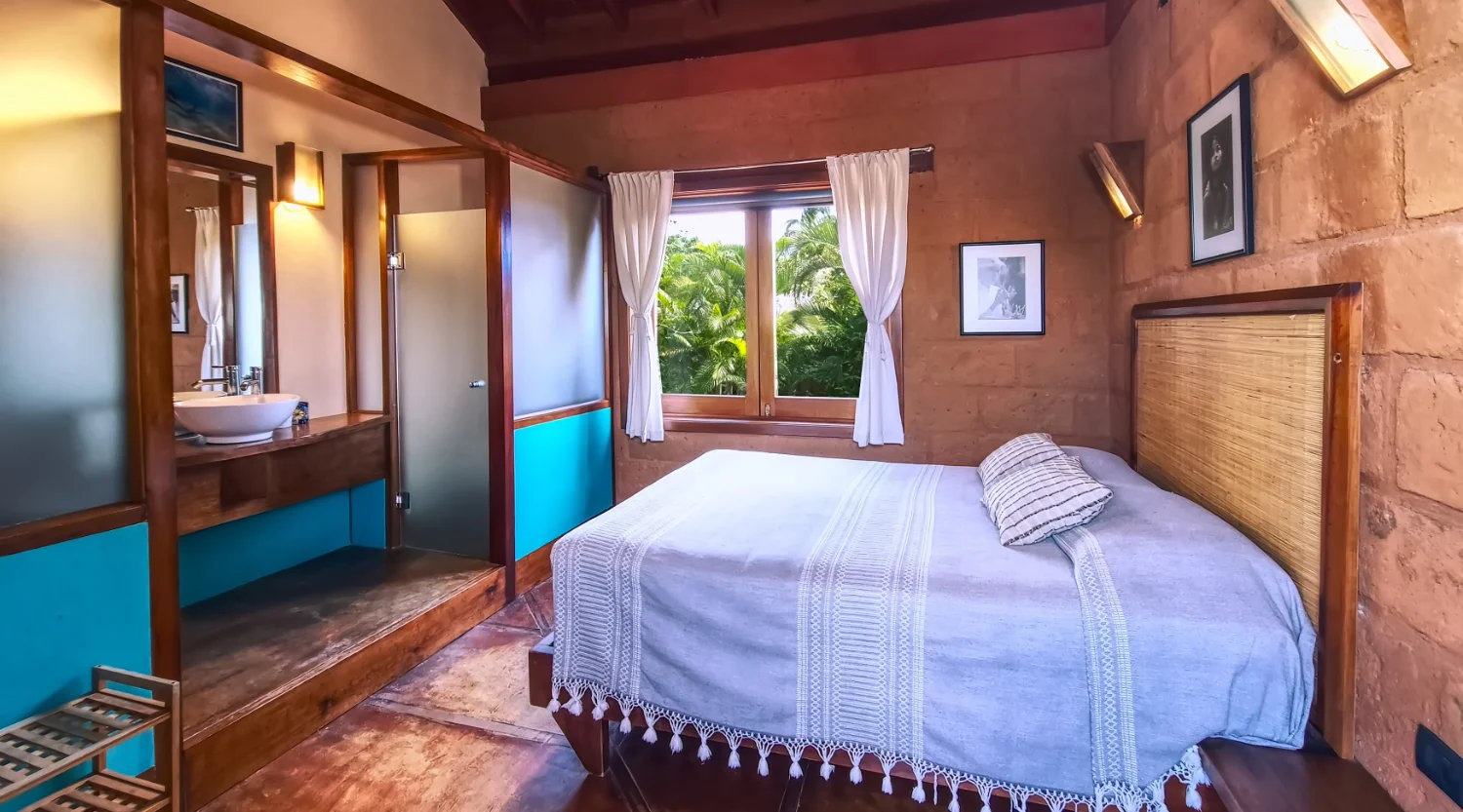 Double Room with queen-size bed and mountain view