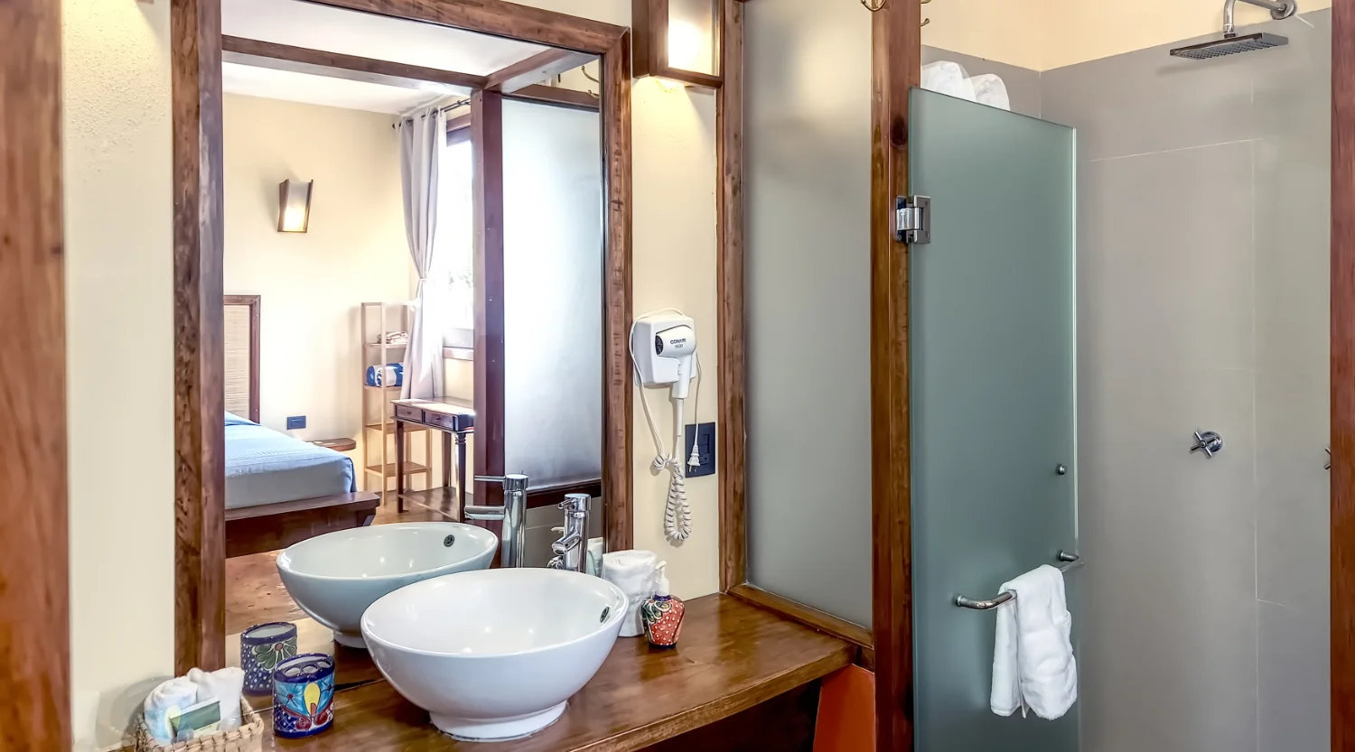 Double Room with queen-size bed and mountain view