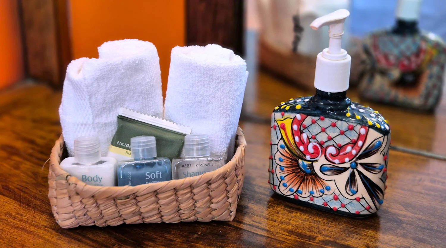 Double Room with queen-size bed and mountain view